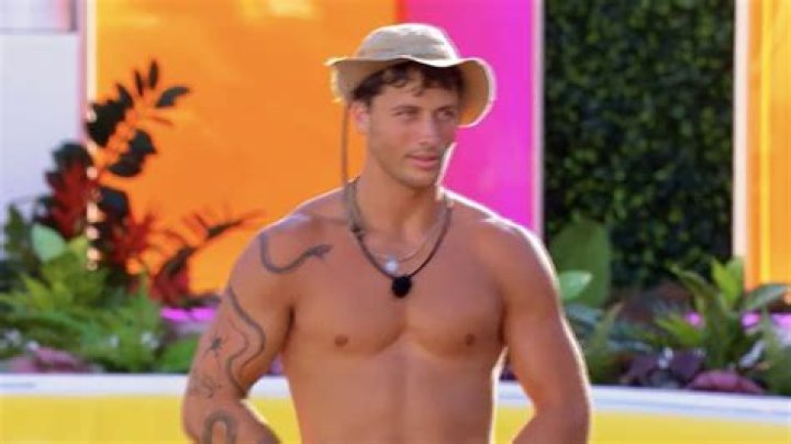 Rob Love Island: Height Unveiled!